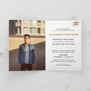 Invitación Letras GRADUADO en negrita dorada y gorra de gradu