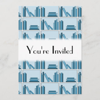 Invitación Libros azules en una repisa.