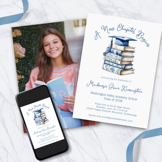 Invitación Libros de tela azules y blancos Nueva graduación d (Blue and White Toile Books New Chapter Graduation Invitation Announcements)