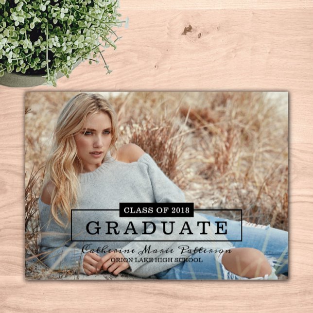 Invitación Licenciatura de fotografía de clase moderna | Negr (Modern Class Typography Photo Graduation Announcement)