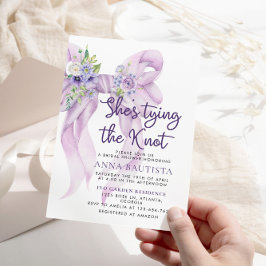 Invitación Lilac Bow dice que atando la ducha nupcial floral