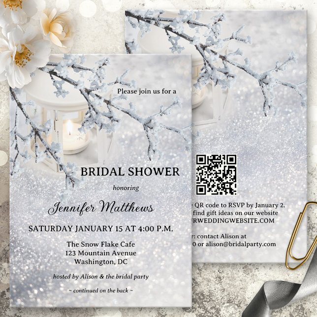 Invitación Linterna de velas, nieve, ducha de novia (Bridal shower invitation showing a romantic winter scene with a candle lit lantern in sparkling snow)