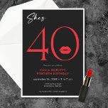 Invitación Lips rojas minimales modernas de cuarenta años<br><div class="desc">Moderna y moda,  esta invitación de cumpleaños declara,  "ella tiene 40 años" y combina el clásico blanco y negro con acentos de rojo brillante,  con un lúgubre par de labios. Su diseño mínimo es un diseño simple y divertido para celebrar el cumpleaños del hito. Creado por Simply Farmhouse Press.</div>