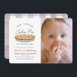 Invitación Little Cutie Pie Fall White First Birthday Photo<br><div class="desc">Esta tierna "nuestra pequeña tarta está convirtiéndose en una" invitación a la foto de 1er/primer cumpleaños con un fondo blanco con un pastel. En el reverso,  un fondo blanco con motivos de gingham gris. Personalízalo para tus necesidades. Puedes encontrar productos coincidentes en mi tienda.</div>