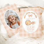Invitación Little Cutie Pie Photo 1er Birthday gingham Bow<br><div class="desc">Pequeña foto de Cutie Pie 1er cumpleaños gingham Bow Invitación a coincidencias disponibles.</div>
