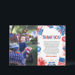 Invitación Little Firecracker 4 Of July Birthday Gracias<br><div class="desc">Little Firecracker 4 of July Birthday Gracias Tarjeta _____________________________________ Perfecto para el seguimiento de la celebración festiva de su hijo, esta tarjeta presenta colores vivos rojo, blanco y azul con fuegos artificiales y estrellas juguetonas. El diseño capta el espíritu patriótico del 4 de julio, lo que hace que sea una...</div>