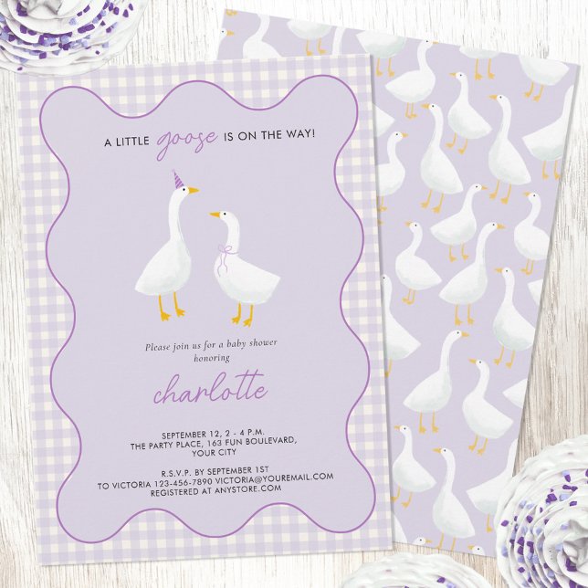 Invitación Little Goose Gingham Lilac Baby Shower (A little goose is on the way geese themed pastel lilac purple baby shower invitation)