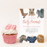 Invitación Llamar a todos los animales Fiestas al cumpleaños<br><div class="desc">Invitación a la fiesta de cumpleaños de animales de safari pequeños, entretenidos y divertidos, con ilustracion de animales de safari de jirafa, leopardo de las nieves, rinoceronte, león, elefante y cebra con flores rosas, coronas y gorras fiestas. El texto dice "llamando a todos los animales fiestas". Perfecto para una fiesta...</div>