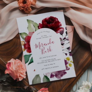 Invitación Lluvia de boda de flores de rosa borgoña y púrpura