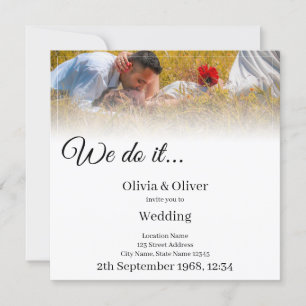 Invitación Lo hacemos - Pareja besándose en una pradera