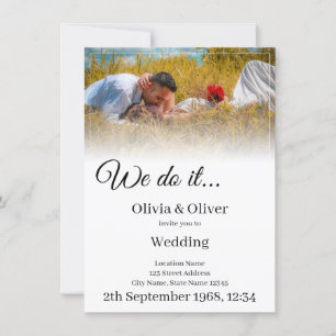 Invitación Lo hacemos - Pareja besándose en una pradera
