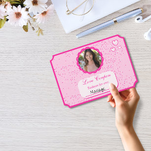 Invitación Los corazones rosados y blancos aman a los primos 