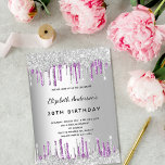 Invitación Lotes de purpurina púrpura plateado de fiesta de c<br><div class="desc">Una invitación moderna, elegante y glamurosa para una fiesta de cumpleaños número 30 (o cualquier edad) de una mujer. Un fondo falso plateado con un goteo purpurina falso morado, pintura goteando. El nombre está escrito con una escritura de estilo con letras negras y modernas. Personalice y agregue un nombre, edad...</div>