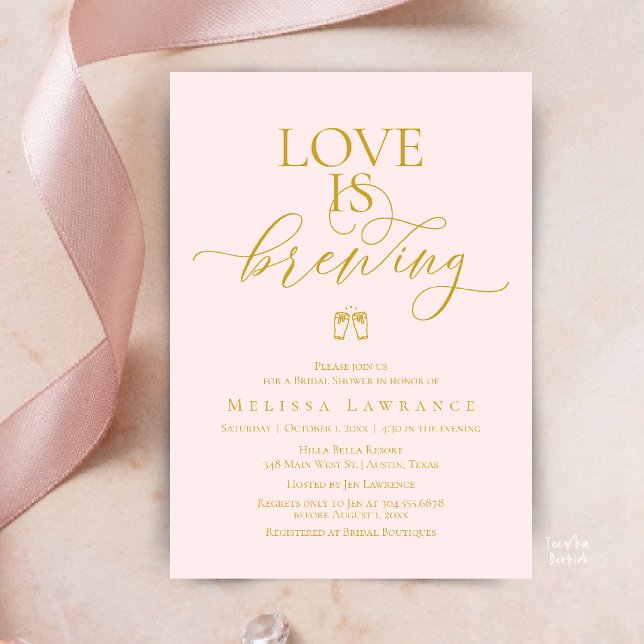 Invitación Love Is Brewing Bridal Shower | Elegant Script (Love Is Brewing Bridal Shower | Elegant Script Invitation Card in Gold and Blush)