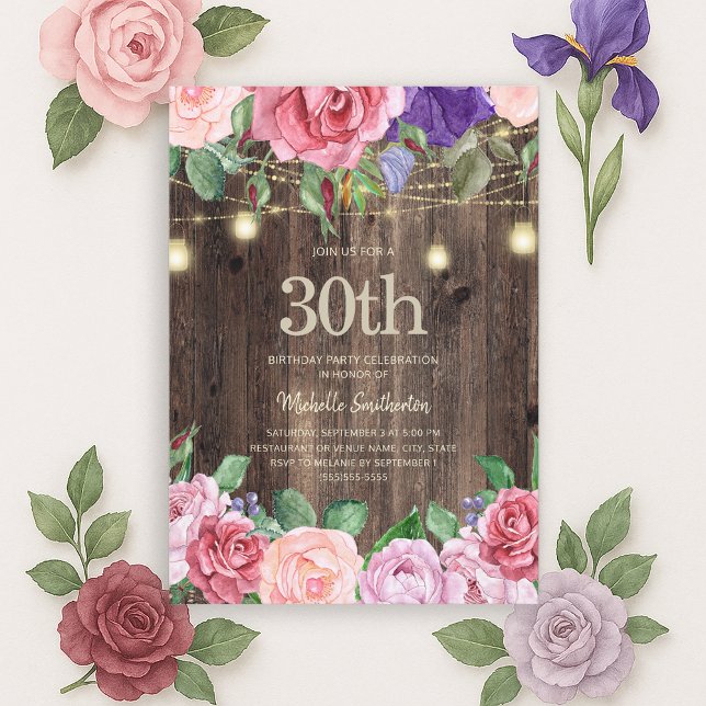 Invitación Luces de Cadena de Flores Moradas Rosadas Rústicas (Pink and purple watercolor floral and string lights on rustic wood 30th birthday party invitation)