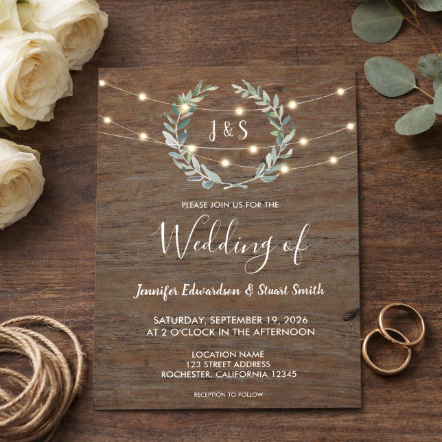Invitación Luces de cadena de madera rústica monograma boda d (Rustic wood string lights monogram country Wedding Invitation. For your rustic wedding.)