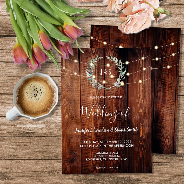 Invitación Luces de cadena de madera rústica monograma boda d (Rustic wood string lights monogram country Wedding Invitation. For your rustic country wedding.)