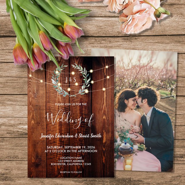 Invitación Luces de cadena de madera rústica monograma foto B (Rustic wood string lights monogram photo Wedding Invitation. For your rusic country wedding.)