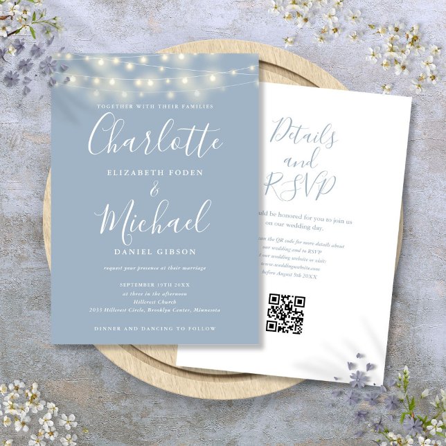 Invitación Luces de Cadena Escritura Azul Polvoriento Código  (String Lights Script Dusty Blue QR Code Wedding Invitation)