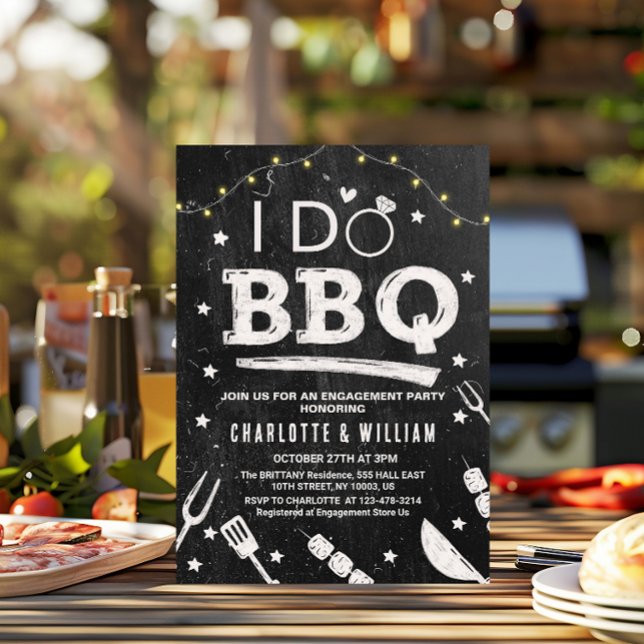 Invitación Luces de Cadena para Barbacoa Rústica Fiesta de Co (I Do BBQ String Lights Rustic Chalkboard Engagement Party Invitation black and white vintage grunge )