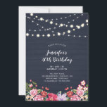 Invitación Luces de cadena y madera | Fiesta de cumpleaños de<br><div class="desc">Celebre un día especial con esta rústica invitación de madera y cumpleaños floral. El diseño está decorado con elegantes lámparas de cuerda y un ramo de flores sobre un fondo de madera azul oscuro. Puede realizar el personalizar del texto y de los tipos de letra que desee. En mi tienda...</div>