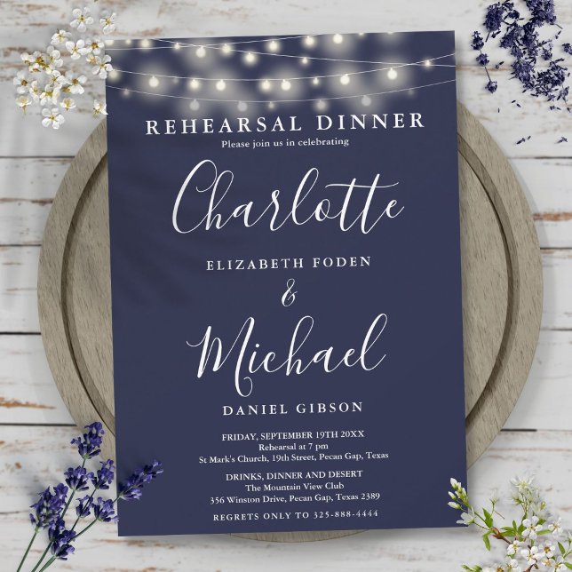 Invitación Luces de Cuerda Cena de Ensayo Azul Marino Script (String Lights Navy Blue Script Rehearsal Dinner Invitation)