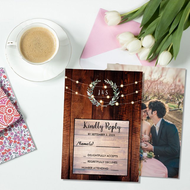 Invitación Luces de cuerda de madera con hojas rústicas para  (Rustic leaves wood string lights Wedding RSVP Invitation. You can add your own photo and text,)