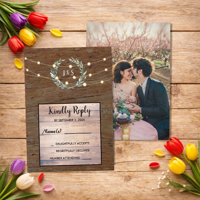 Invitación Luces de cuerda de madera con hojas rústicas RSVP  (Rustic leaves on wood string of lights Wedding RSVP Invitation. For your rustic country wedding.)