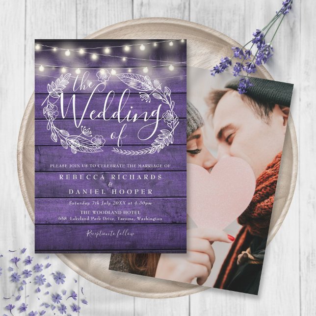 Invitación Luces de Cuerda de Madera Morada Rústica Foto Boda (Rustic Purple Wood String Lights Photo Wedding Invitation)