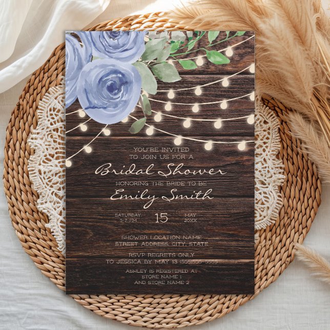 Invitación Luces de Cuerda de Madera Rústica Azul Fiesta de D (Dusty blue watercolor floral and string lights on rustic wood bridal shower invitation)