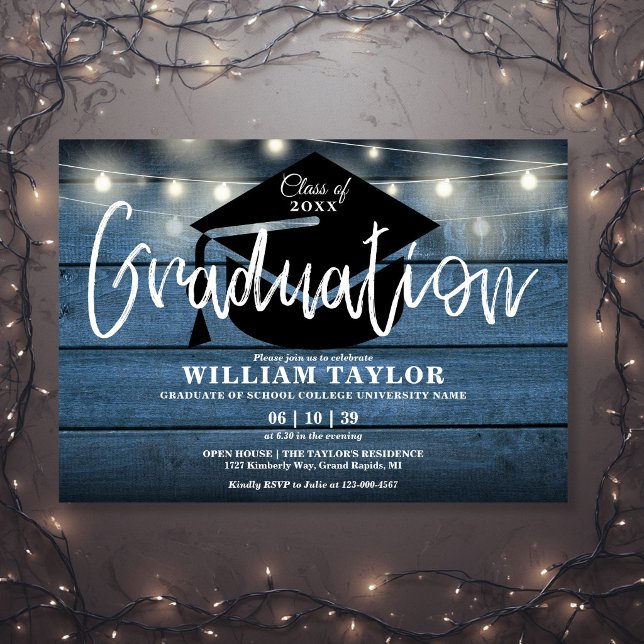 Invitación Luces de Cuerda de Madera Rústica Azul Fiesta de G (Blue Rustic Wood String Lights Graduation Party Invitation)
