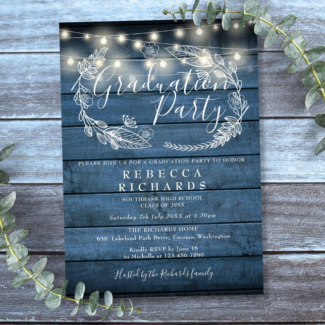 Invitación Luces de Cuerda de Madera Rústica Azul Fiesta de G (Blue Rustic Wood String Lights Graduation Party Invitation)