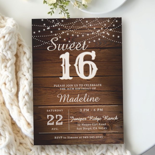 Invitación Luces de Cuerda de Madera Rústica Dulces 16 Elegan (rustic sweet 16 birthday party invitation barn wood string lights backyard outdoors cowboy type)
