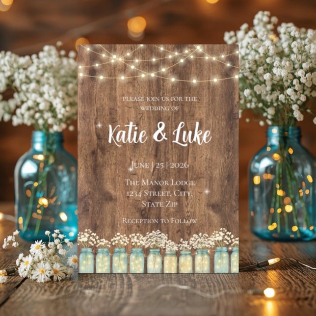 Invitación Luces de Cuerda de Madera Rústica en Tarro de Maso (Rustic wood wedding invite with string lights, mason jars, and baby's breath.)