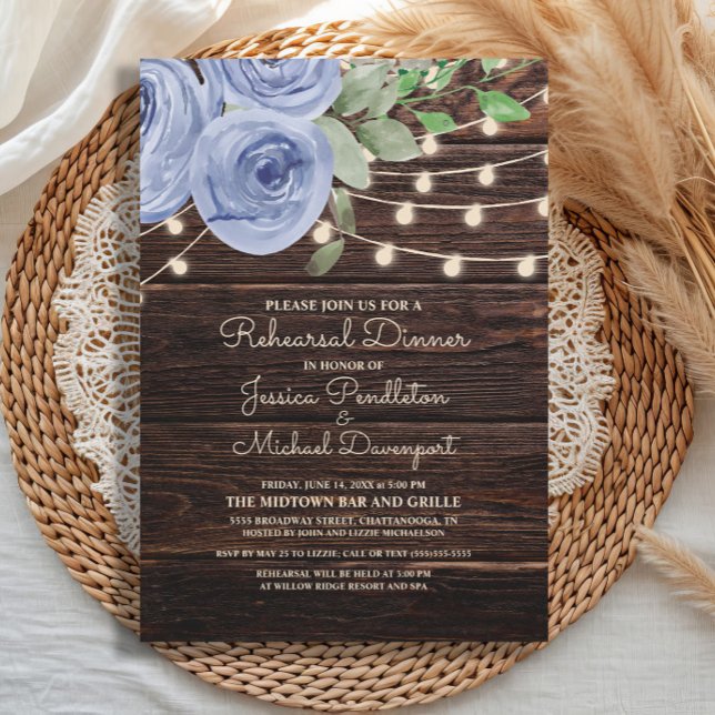 Invitación Luces de Cuerda de Madera Rústica Ensayo de Boda (Rustic wood and dusty blue watercolor floral and string lights wedding Rehearsal Dinner invitation)