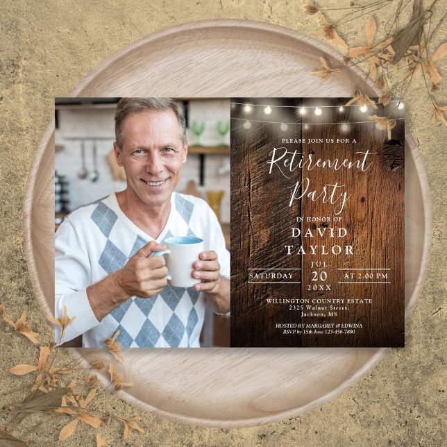 Invitación Luces de Cuerda de Madera Rústica Fiesta de Jubila (Rustic Wood String Lights Retirement Party Photo Invitation)