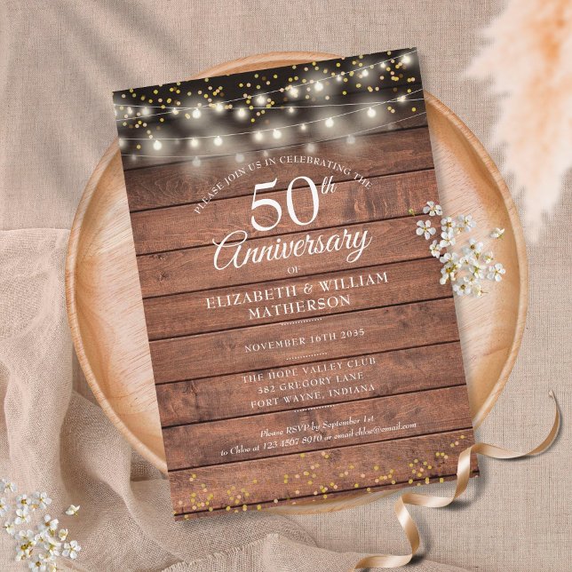 Invitación Luces de Cuerda Doradas Rústicas para Bodas de Oro (Rustic 50th Wedding Anniversary Gold String Lights Invitation)