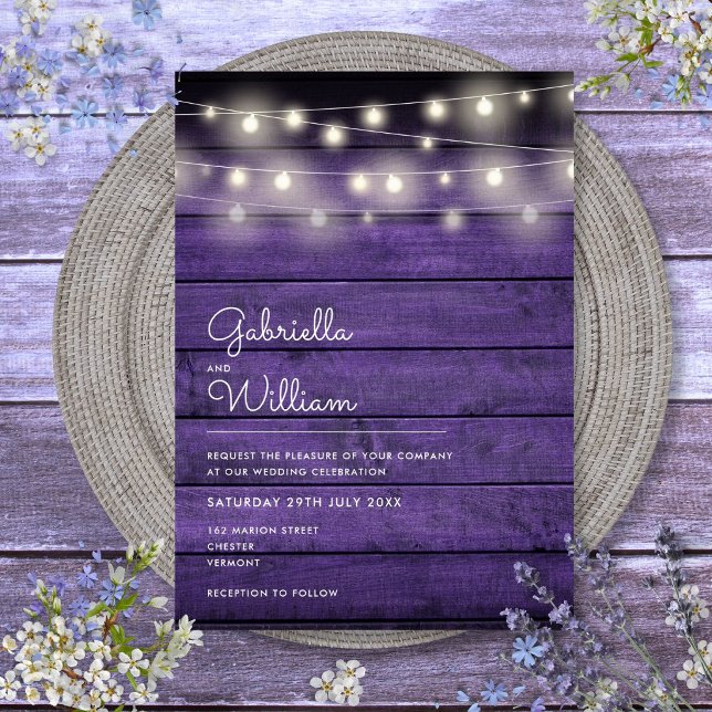 Invitación Luces de Cuerda Rústicas Bodas de Madera Morada (String Lights Rustic Purple Wood Wedding Invitation)