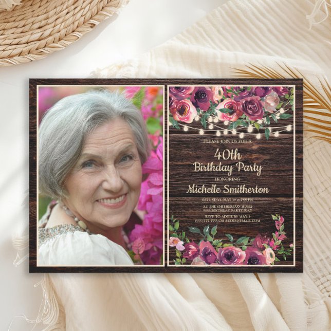 Invitación Luces de Cuerda Rústicas Cumpleaños Floral Rosa Fo (Purple flowers on rustic wood photo birthday party invitation)