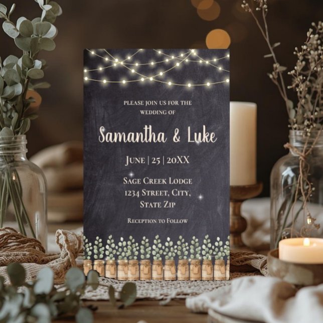 Invitación Luces de Cuerda Rústicas en Tarro de Mason con Euc (Rustic string lights wedding invitation with eucalyptus mason jars and romantic chalkboard design.)