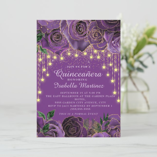 Invitación Luces de Cuerdas Doradas con Flores Purpúreas y Es (Anverso de pie)
