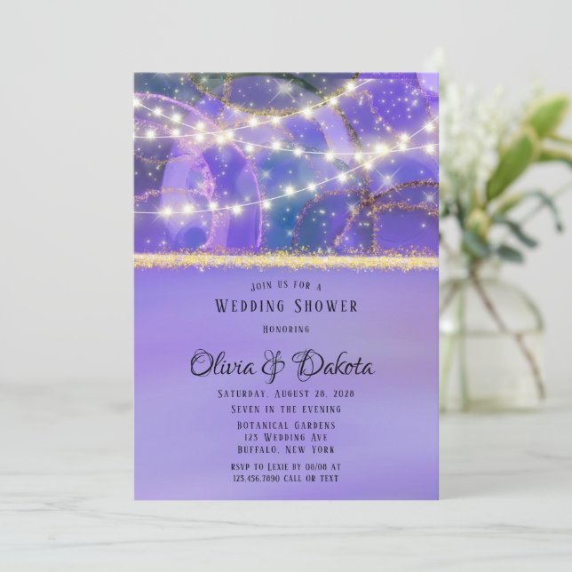 Invitación Luces de oro morado Ducha de boda de tinta etérea (Anverso de pie)