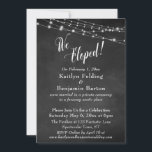 Invitación Luces de Pizarra Nos Fugamos Recepción de Boda<br><div class="desc">Esta sofisticada pero rústica tarjeta de recepción de boda presenta una imagen de fondo de pizarra texturizada superpuesta que representa hilos de luces blancas parpadeantes. He utilizado una fuente de letra elegante y con florituras para representar los gráficos que muestran las palabras "¡Nos escapamos!"; en la parte posterior he colocado...</div>