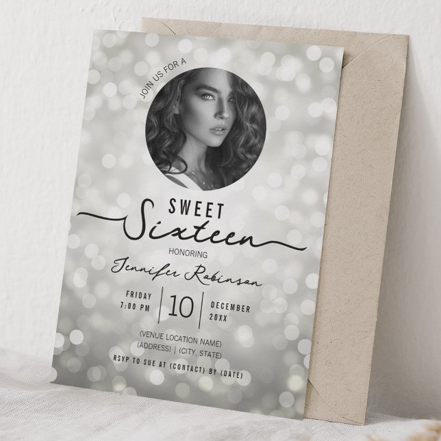 Invitación Luces Elegantes de Brillo Cumpleaños 16 Dulces Pla (Elegant Glitter Lights Sweet 16 Birthday Silver Invitation)