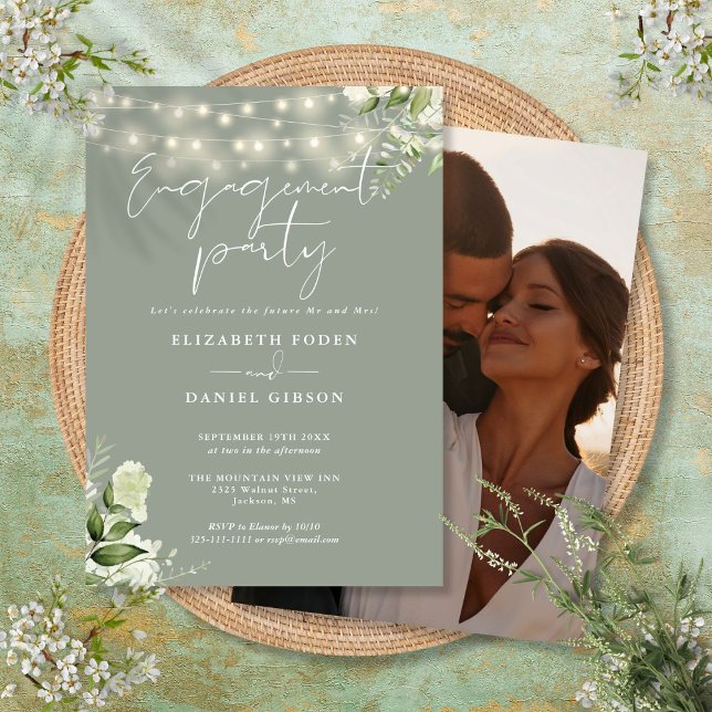 Invitación Luces verdes: Partido de compromiso de foto verde (Greenery Lights Sage Green Photo Engagement Party Invitation)