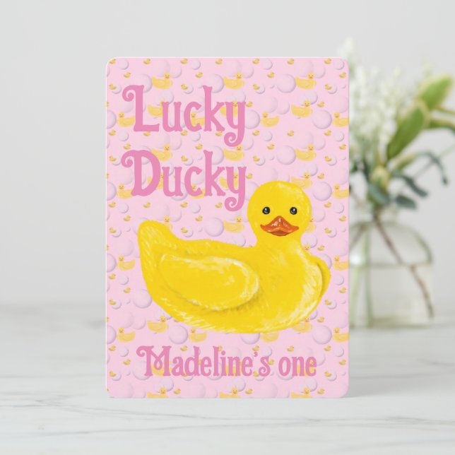 Invitación Lucky Ducky First Birthday Invitation (Anverso de pie)