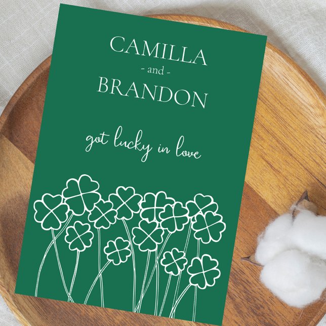 Invitación Lucky In Love Clover Emerald Green Boda (Lucky Clover Emerald Green Modern Elegant Wedding Invitation)