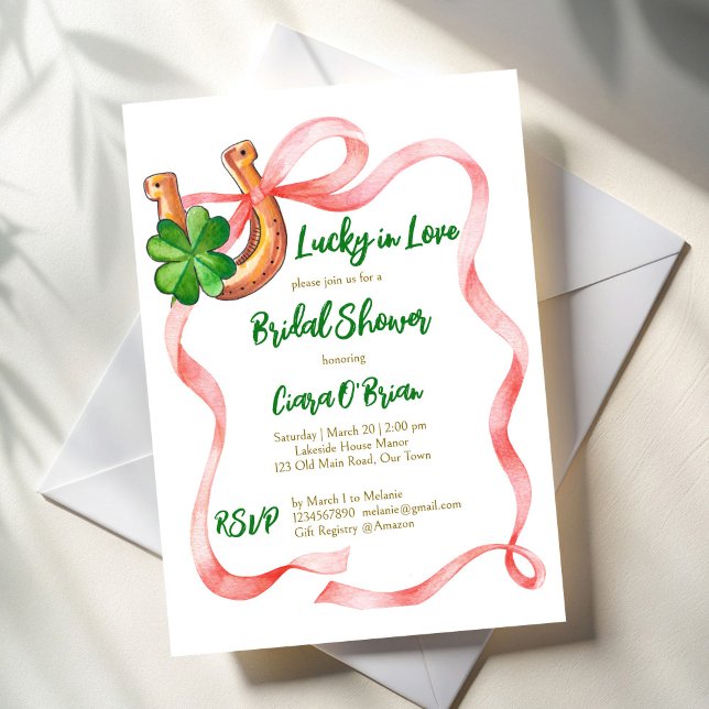 Invitación Lucky in love clover lazo de arco de la hoja de tr (Lucky in love clover leaf pink  bow ribbon st Patrick's day bridal shower invitation template)