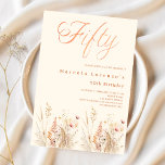 Invitación Lujo de 50 años de Wildflowers<br><div class="desc">Una elegante invitación de cumpleaños número 50. Un fondo de color crema,  beige,  decorado con flores silvestres de color agua en tonos beige,  rosa y verde polvoriento. Cincuenta está escrito con una gran escritura a mano con letras.</div>