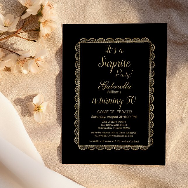 Invitación Lujo moda negra dorado floral encaje Sorpresa Fies (Luxury black chic gold floral lace Surprise Party)